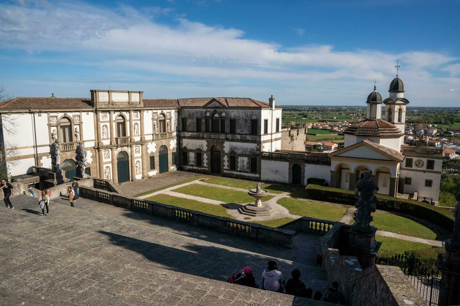 Monselice, italia-aprile 16, 2023-vista di il oratorio di san giorgio e villa duodo nel monselice durante un' soleggiato giorno foto