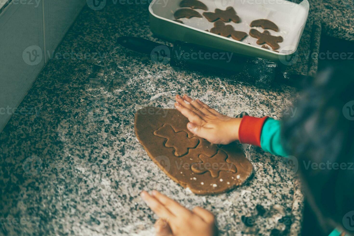 madre e figlio rafforza come essi Condividere risata e amore mentre preparazione Natale Pan di zenzero foto