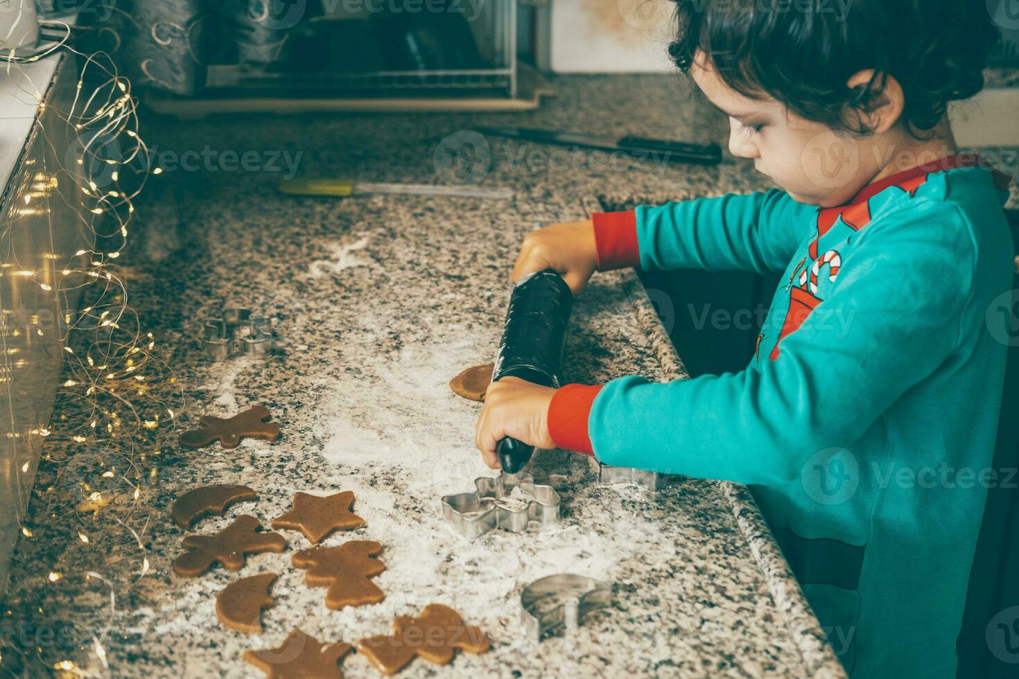 madre e figlio impegnare nel delizioso vacanza cottura al forno, lavorazione Natale Pan di zenzero foto