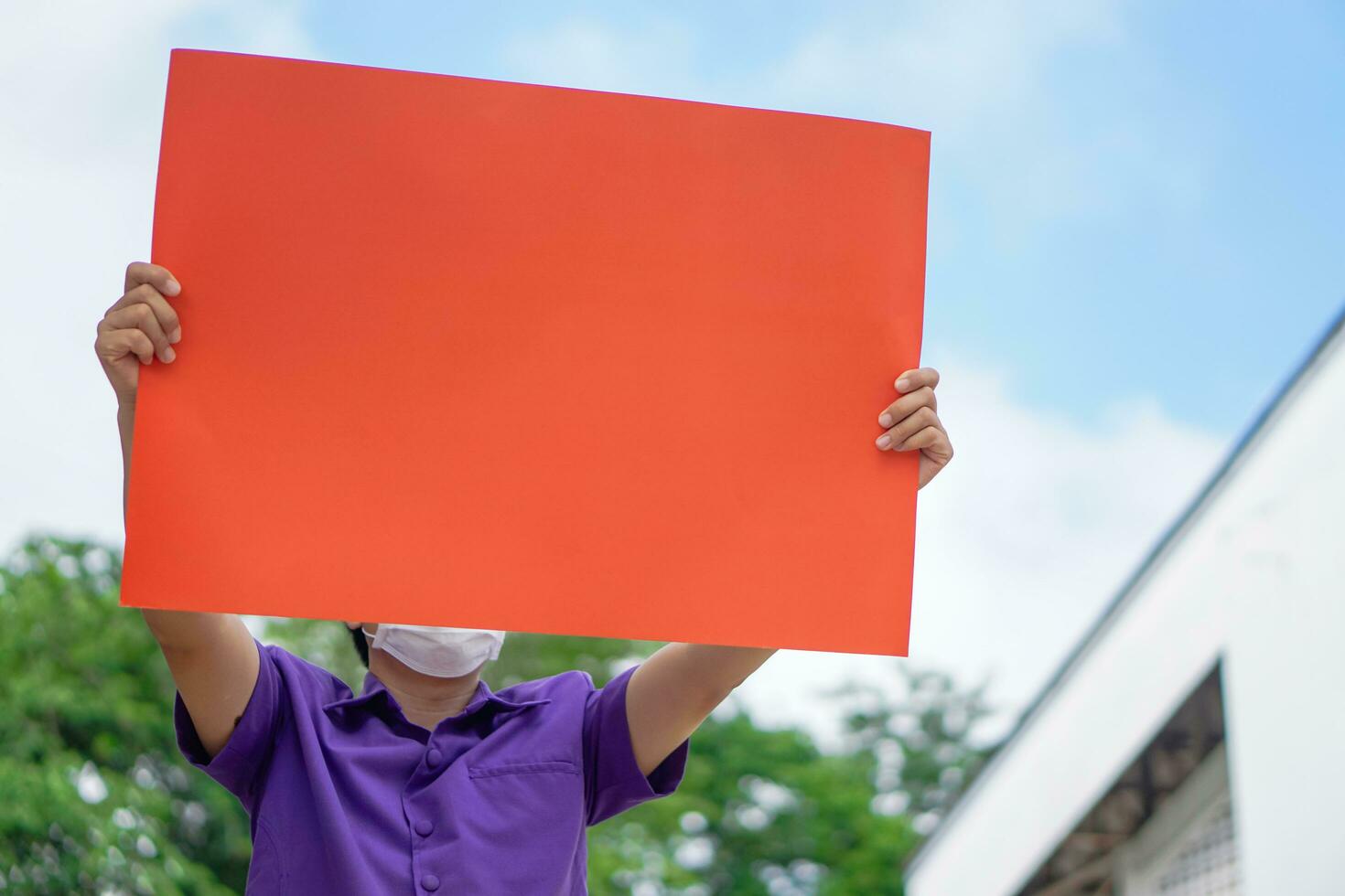 copia spazio carta cartello Tenere nel mano foto