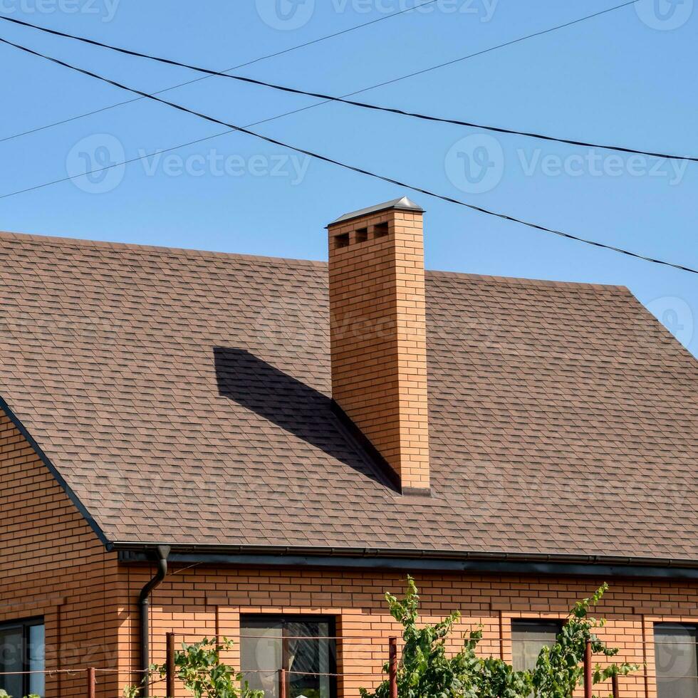 distaccato Casa con un' tetto fatto di acciaio fogli. foto