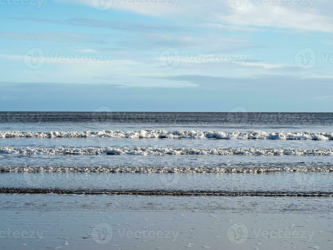 onde si avvicina il riva a filey, nord yorkshire, Inghilterra foto