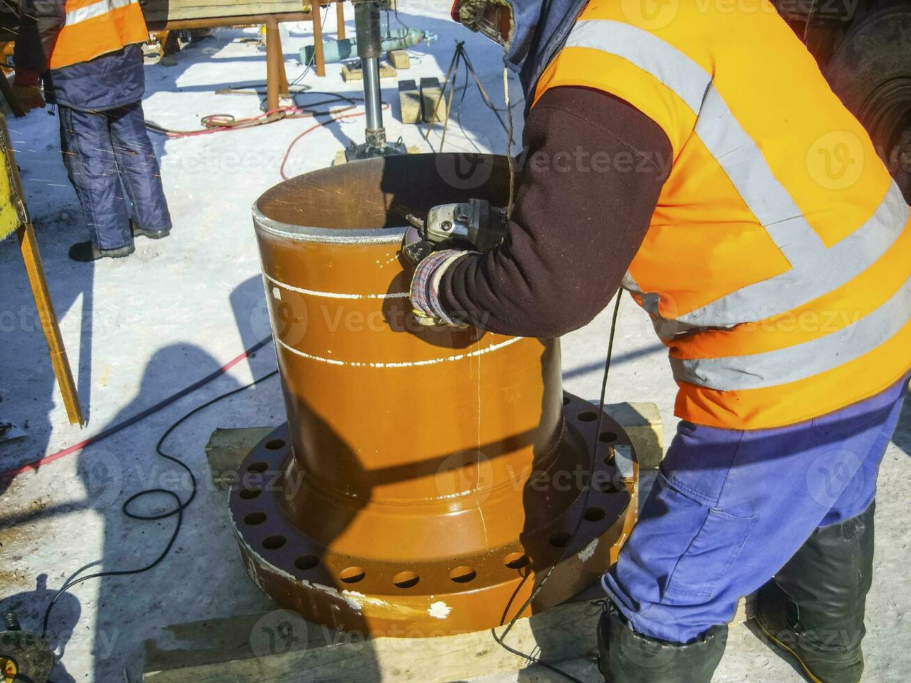 sicurezza a opera. saldatura e installazione di il tubatura. indust foto