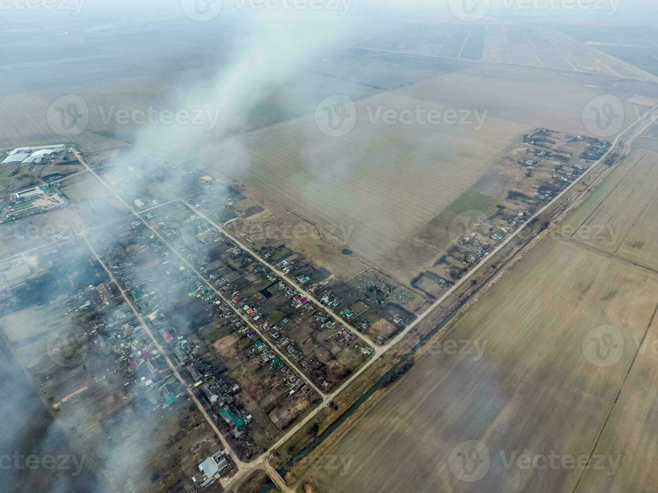 superiore Visualizza di il piccolo villaggio. Fumo a partire dal il ardente di cannuccia io foto