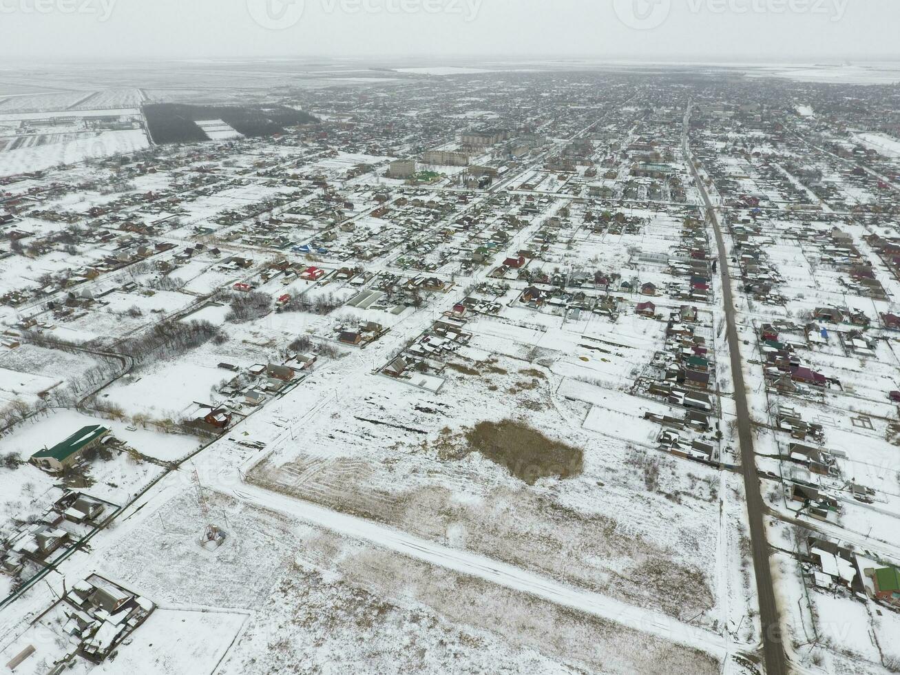 inverno Visualizza a partire dal il uccelli occhio Visualizza di il villaggio. il strade siamo coperto con neve foto