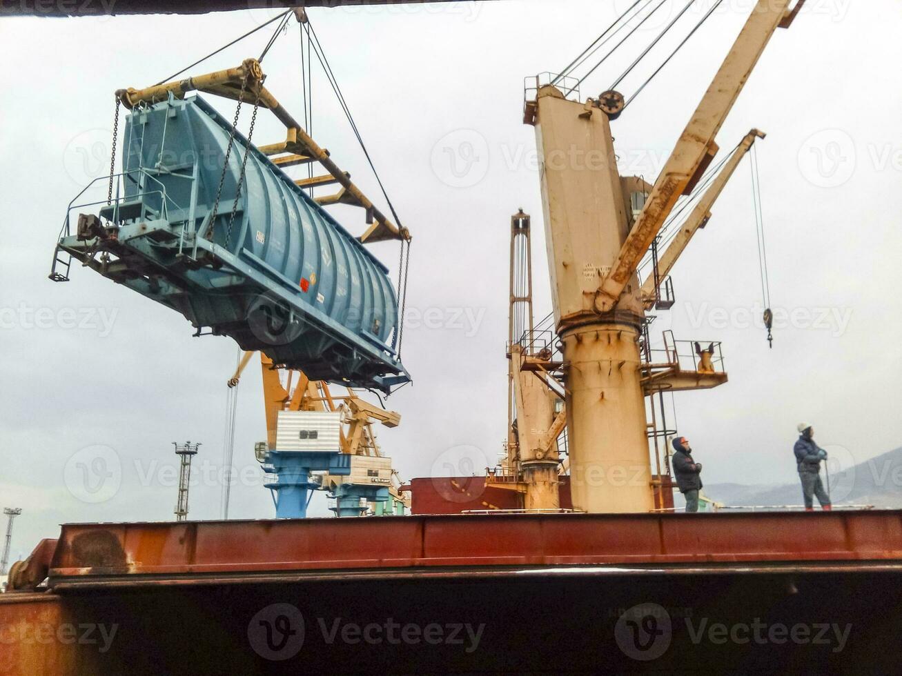 in movimento nolo ferrovia auto nel il porta di un' porta gru. carico sollevamento operazioni. industriale porta. foto