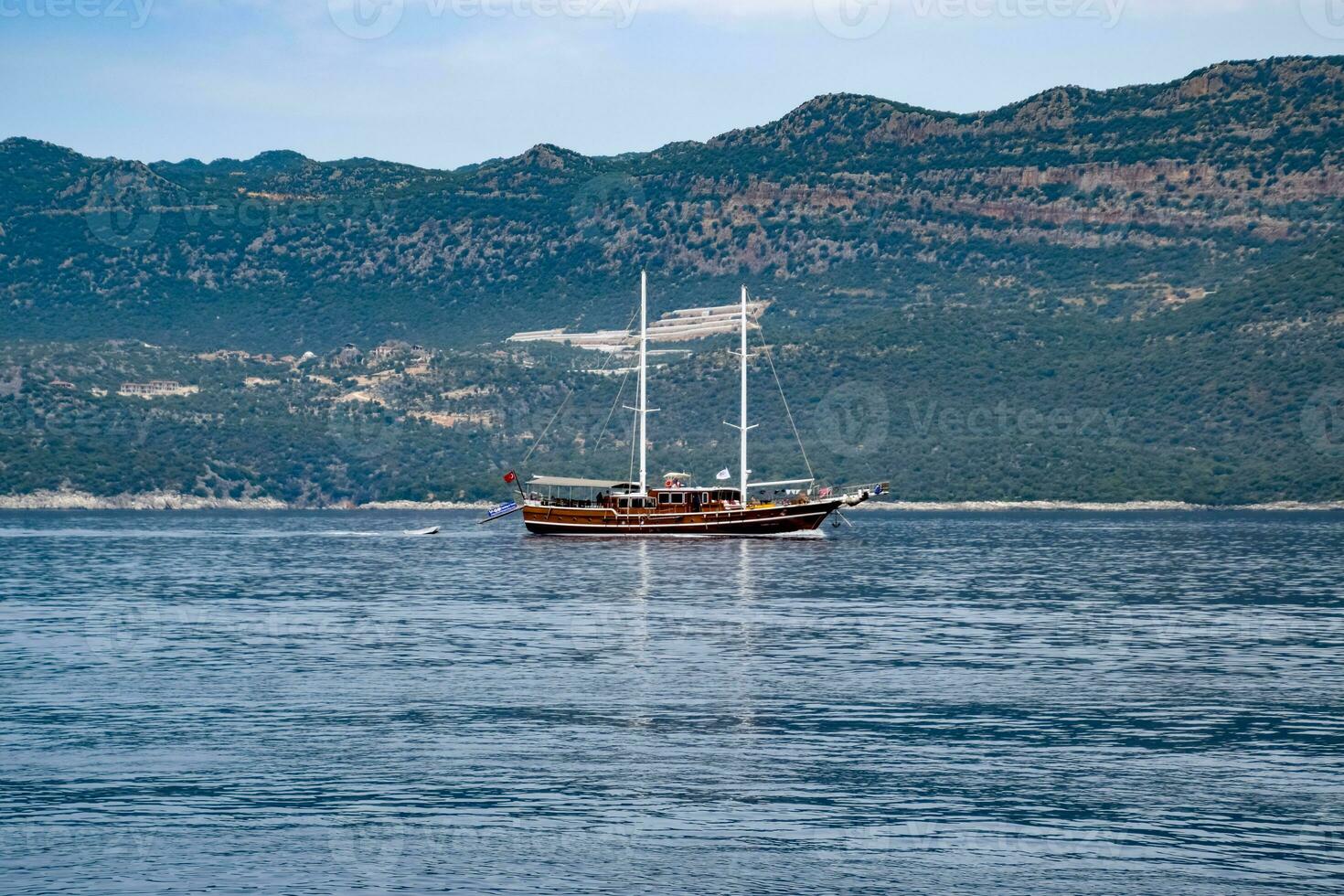 piacere yacht nel il mare vicino il isola. foto