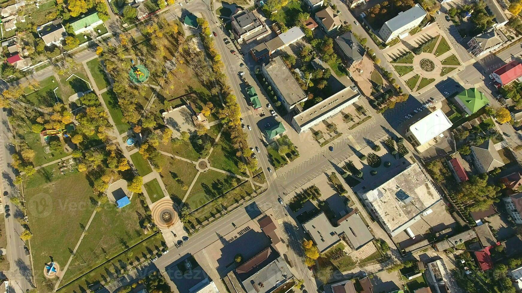 superiore Visualizza di il villaggio. il villaggio di poltavskaja. centrale parco e rosso strada. foto