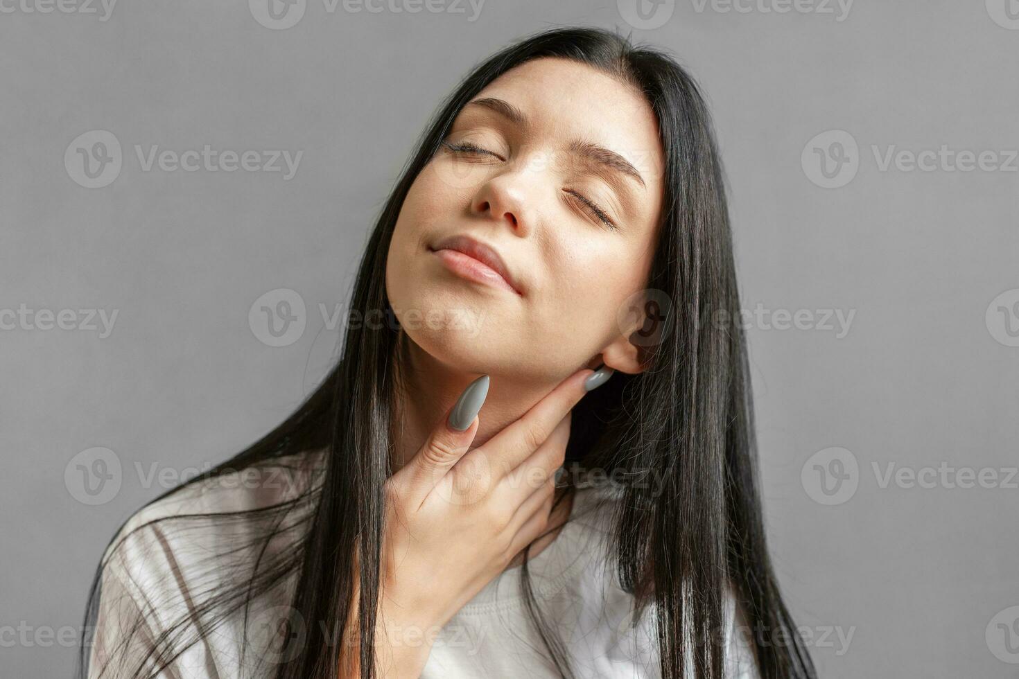 bellissimo ritratto di sorridente ragazza con naturale trucco foto