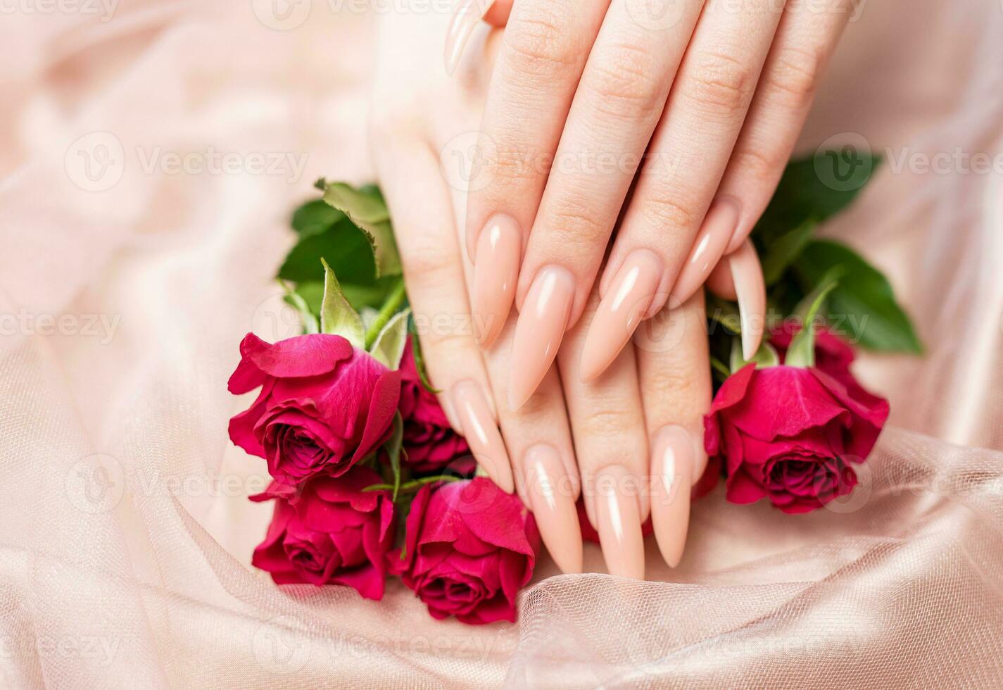 elegante pastello rosa naturale manicure. foto