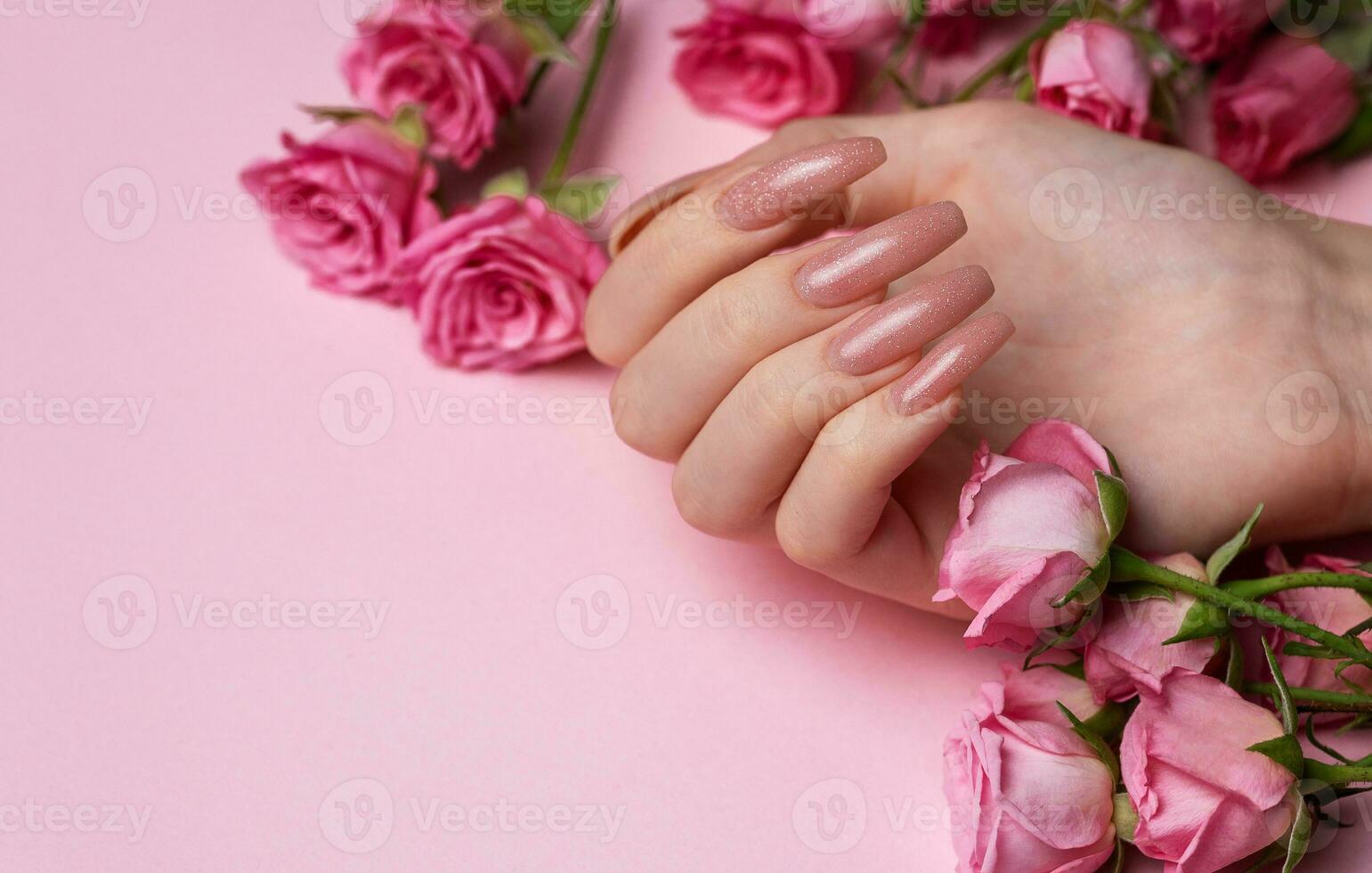 femmina mani con bellissimo manicure su rosa sfondo foto