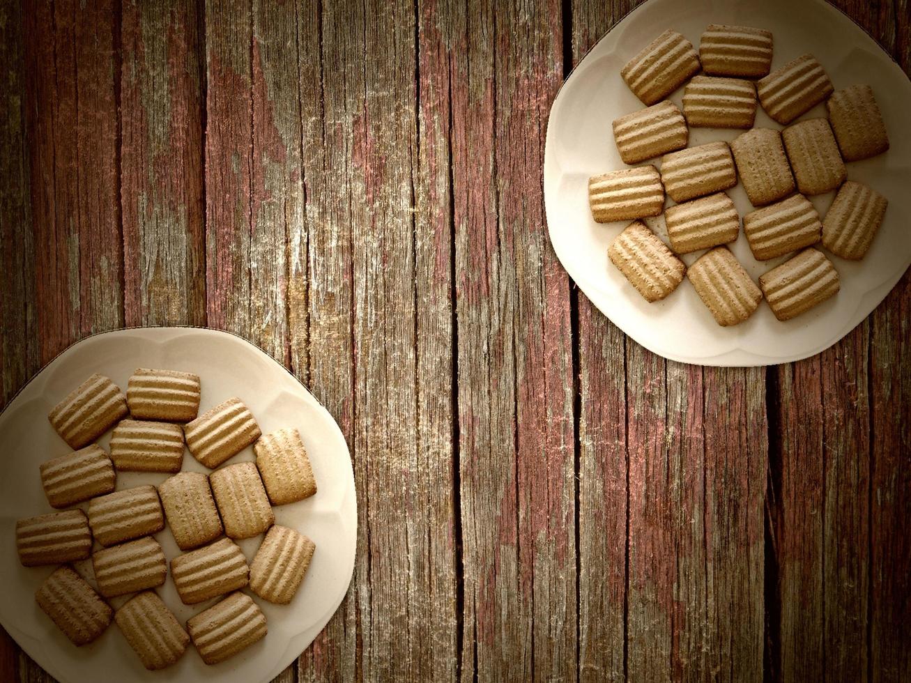 biscotti su fondo in legno foto