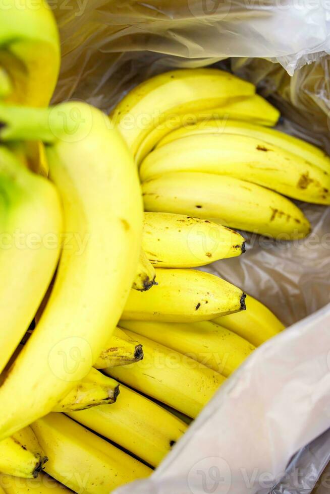 banane nel il memorizzare su il contatore nel un' cartone scatola. vendita di fresco frutta nel supermercati foto