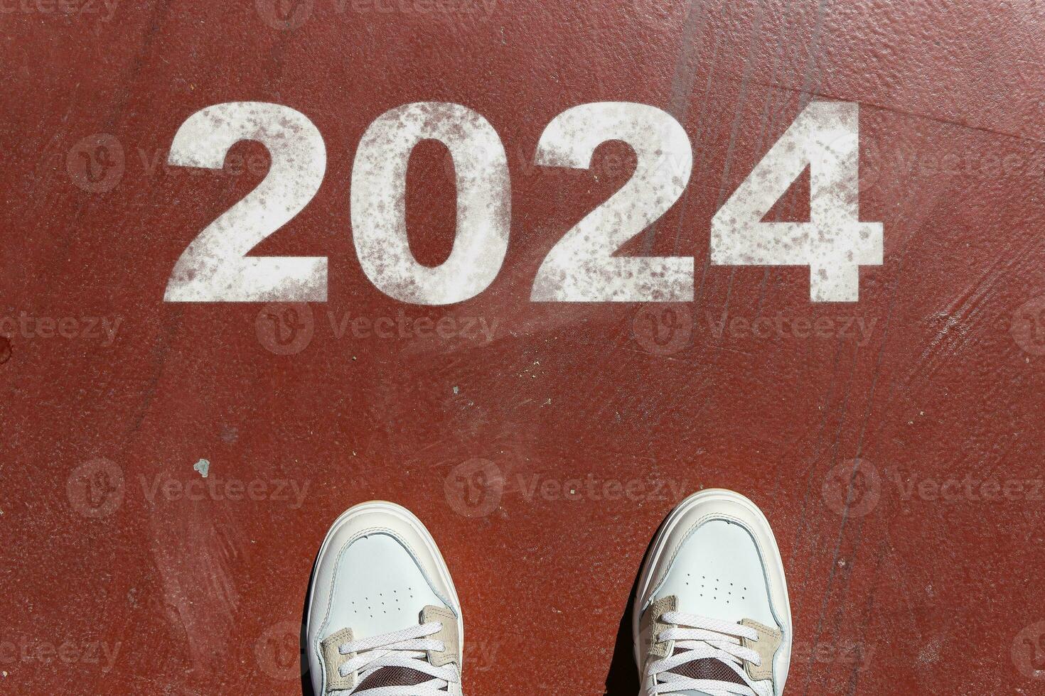 il inizio di 2024 è scritto su un' colorato strada. concettuale foto di il In arrivo nuovo anno 2024. nuovo anno concetto, motivazione, attività commerciale promozione, passo inoltrare, in movimento inoltrare, speranza