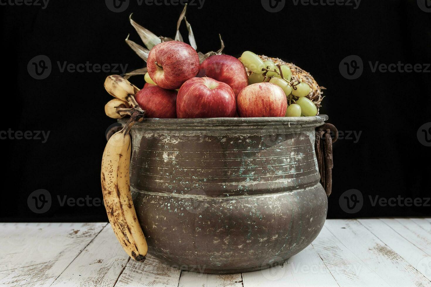 misto con autunno frutta nel un' metallo pentola foto