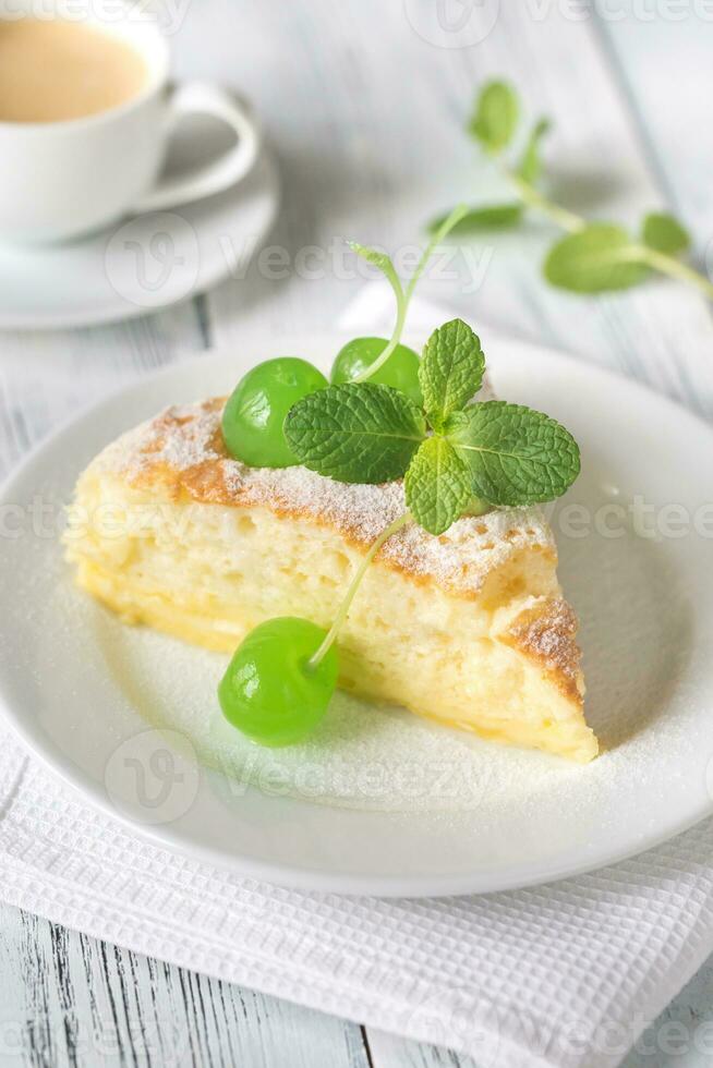 fetta di torta di formaggio su il bianca piatto foto