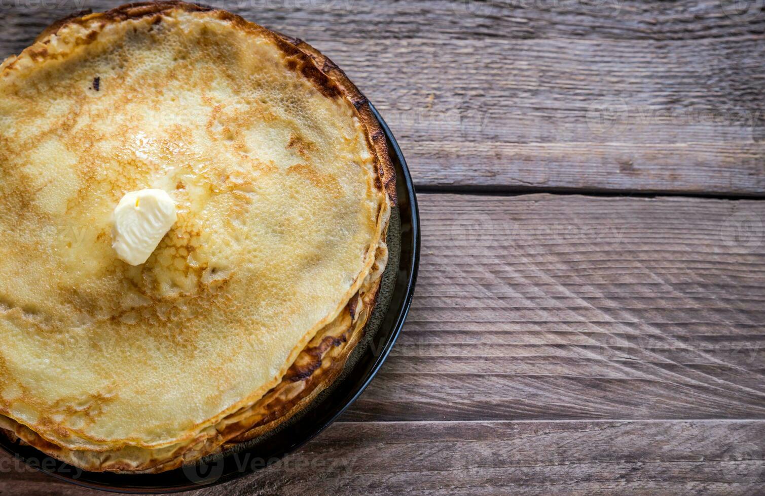 mucchio di crepes su il di legno tavolo foto