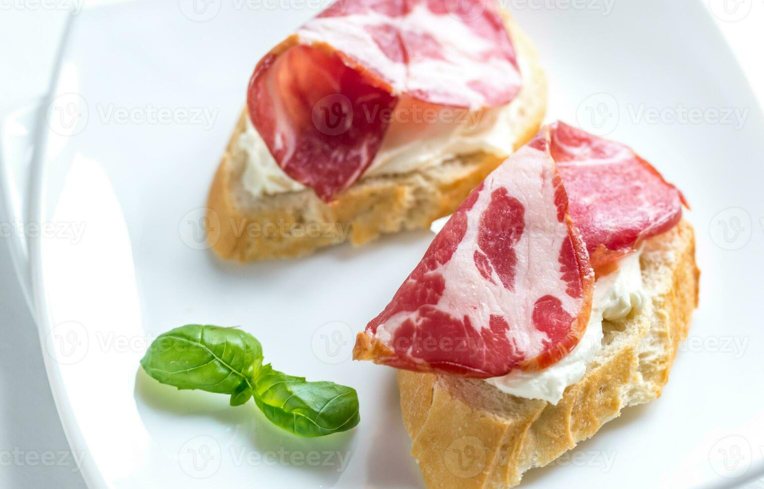 panini con crema formaggio e prosciutto foto