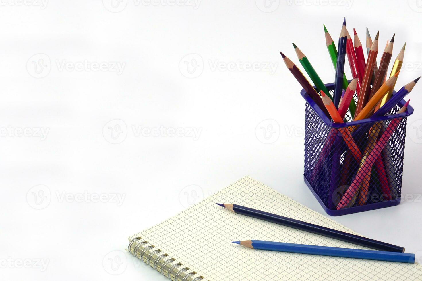pastello o colorato matite nel scatola e posto su grafico libro. apprendimento, studia e presentazione concetto. foto