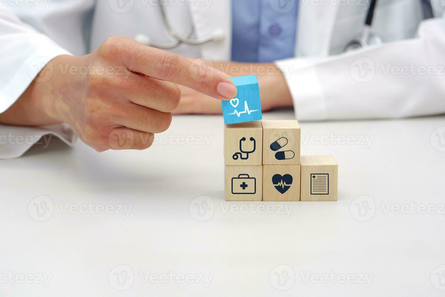 mano Tenere un' di legno bloccare cubo il superiore uno con cuore Vota icona simbolo. medico e Salute concetto. foto