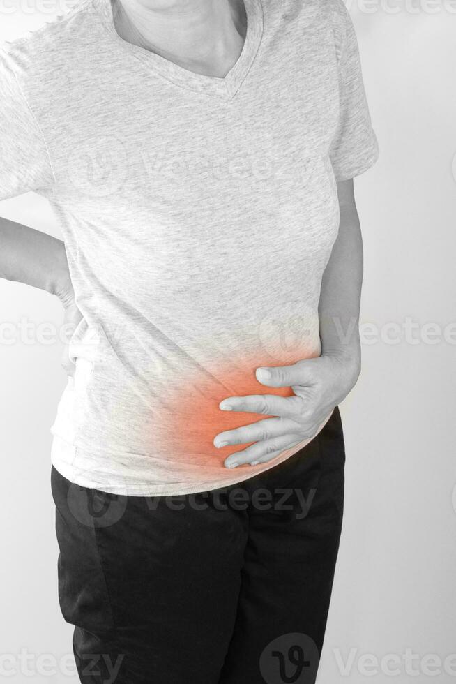 donna sofferenza a partire dal mal di stomaco. cronico gastrite, mestruazione e Salute concetto. foto