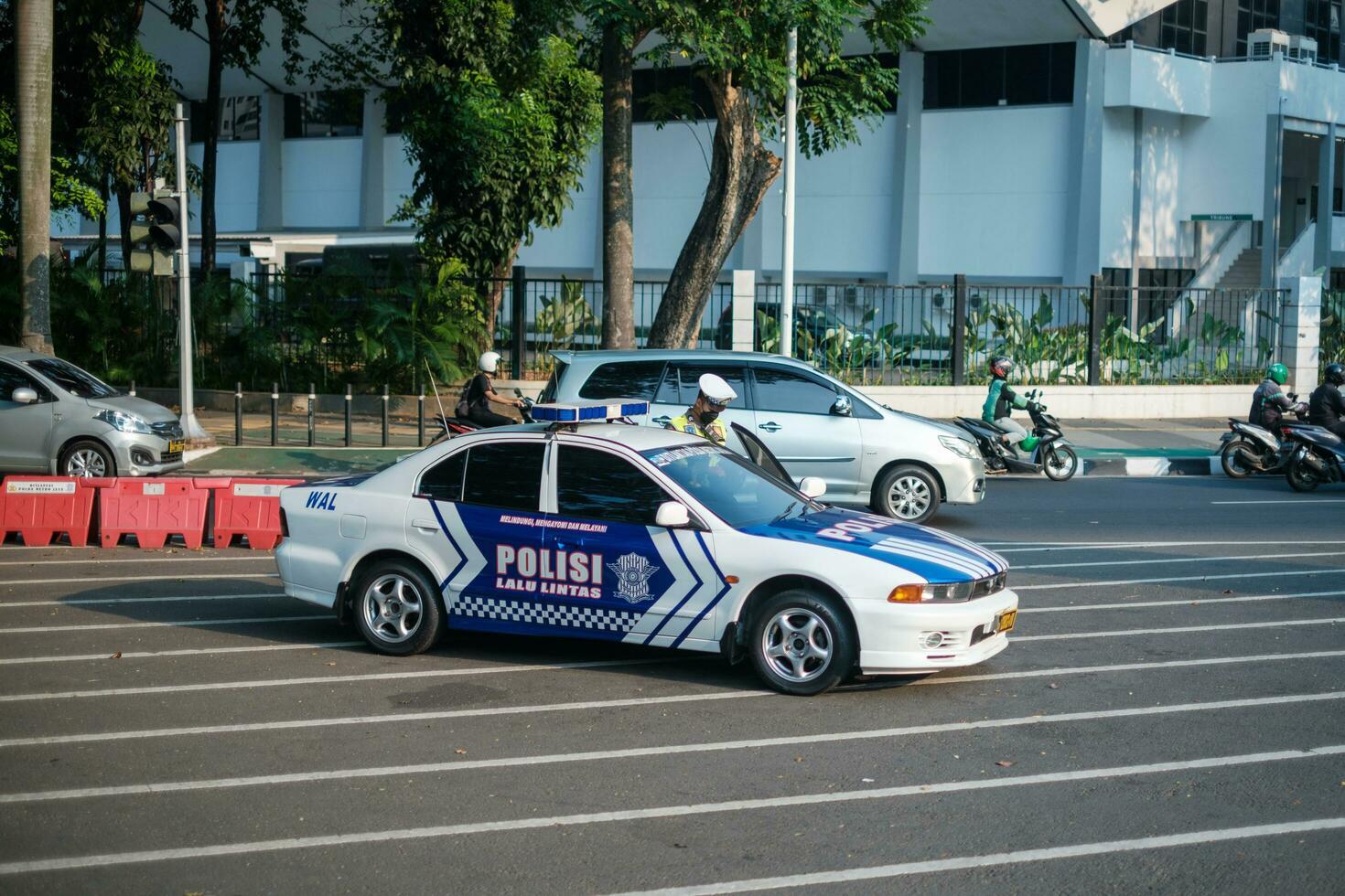 Giacarta, Indonesia - ottobre 4 2023. bianca e blu polizia auto fermato ciglio della strada foto