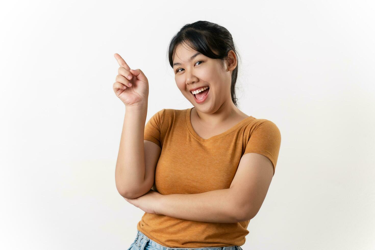 il allegro giovane asiatico donna ha grande pensiero, scoperta ispirazione o soluzioni per risolvere un' problema. puntamento dito su in piedi su bianca sfondo. foto