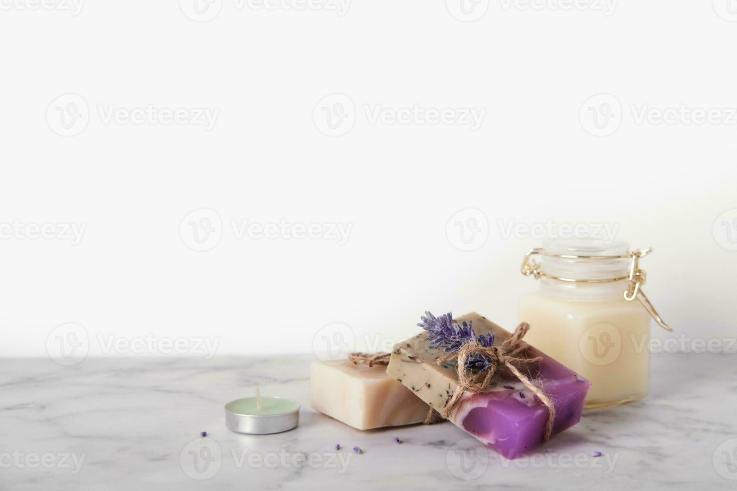 lavanda sapone e corpo olio. sostenibile personale igiene Oggetti, copia spazio foto