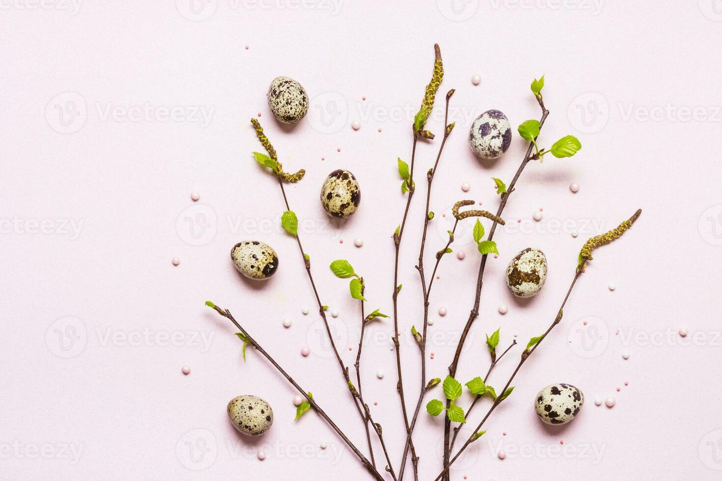 naturale Pasqua arredamento. fioritura giovane ramoscelli e Quaglia uova su delicato rosa sfondo. contento Pasqua concetto foto