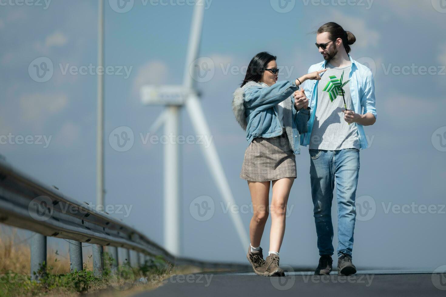 giovane coppia rilassante di il vento turbina su il lago foto
