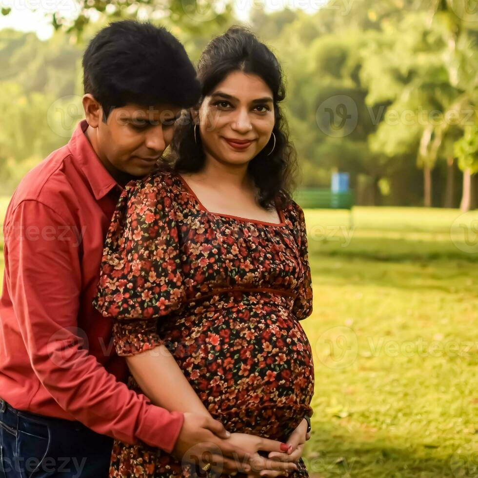 indiano coppia in posa per maternità sparare posa per accogliente nuovo Nato bambino nel lodhi strada nel delhi India, maternità foto sparare fatto di genitori per accogliente loro bambino, pre bambino foto sparare