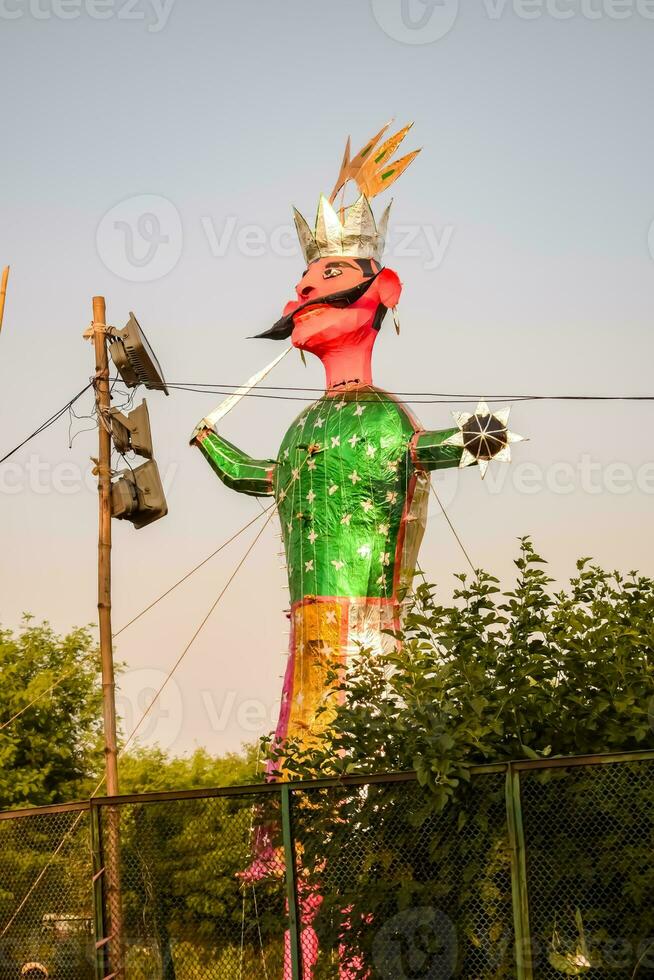 ravnans essere acceso durante dussera Festival a ramleela terra nel delhi, India, grande statua di ravana per ottenere fuoco durante il giusto di dussera per celebrare il vittoria di verità di signore rama foto