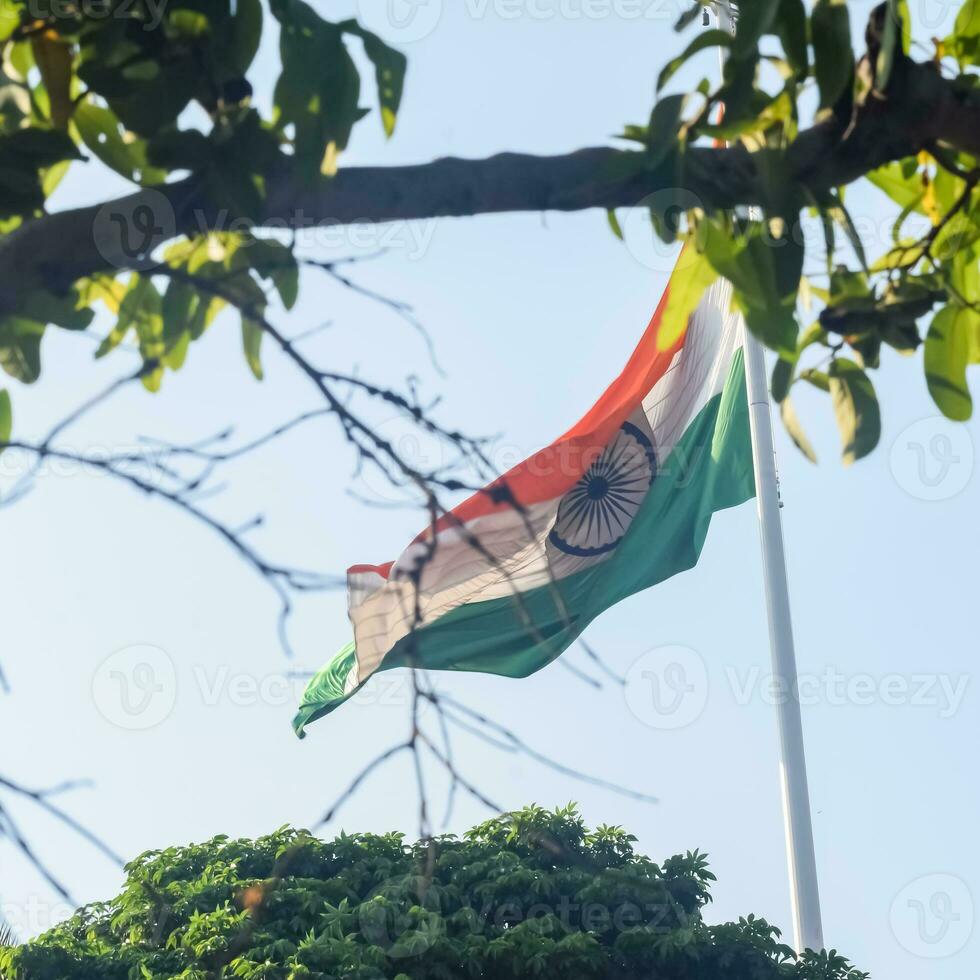 sventolando la bandiera indiana, bandiera dell'india, bandiera indiana che svolazza in alto a connaught place con orgoglio nel cielo blu, bandiera indiana, har ghar tiranga, sventolando la bandiera indiana foto