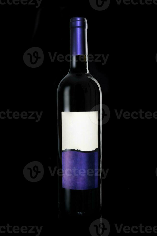 bottiglia di rosso vino con pulito etichetta foto