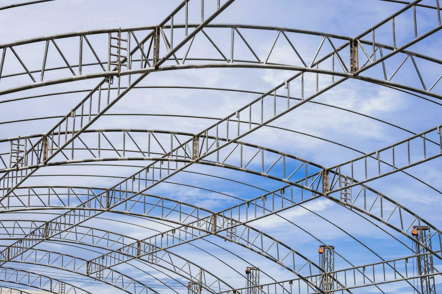 curva Linee modello di metallo tetto fascio struttura di grande cupola evento tenda contro nuvole su blu cielo sfondo foto