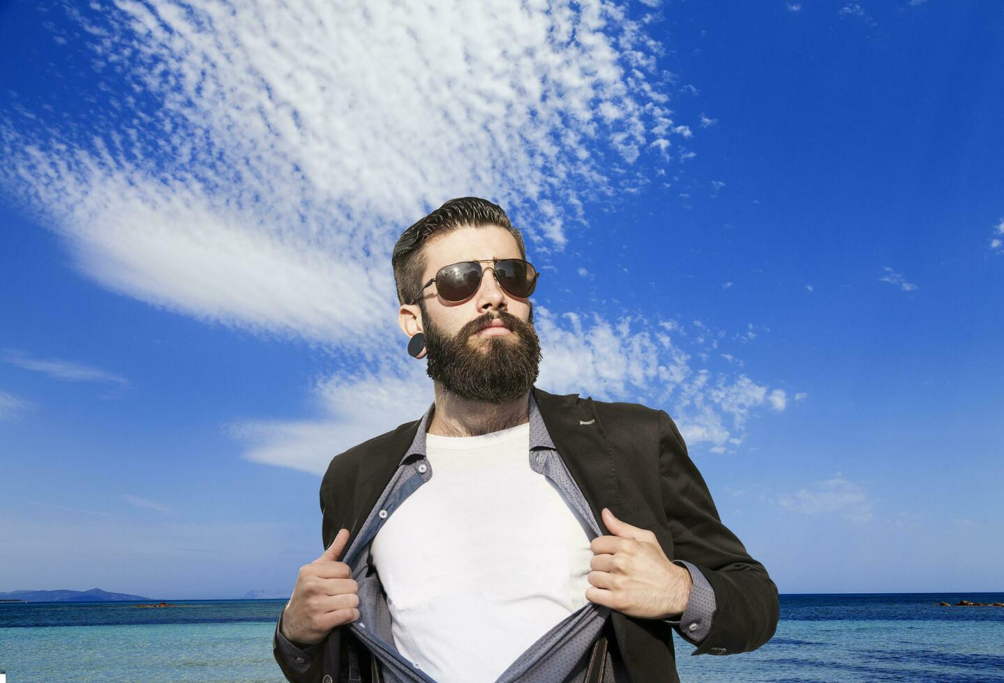 giovane fricchettone supereroe nel vacanza nel davanti un isola a mare foto