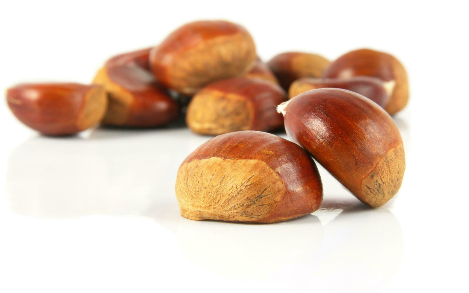 castagne su bianco foto