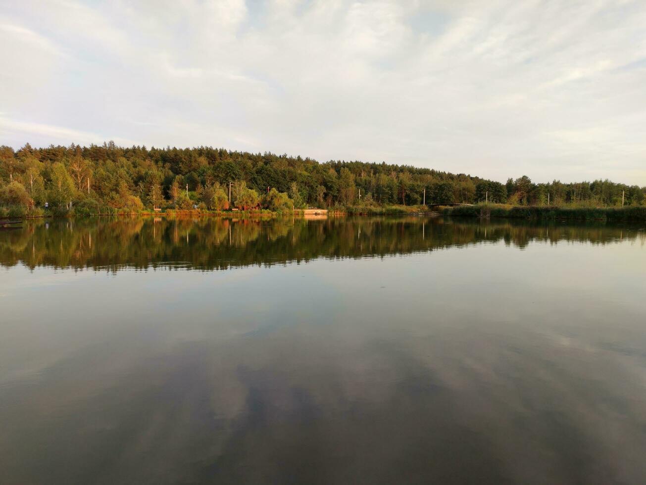 lago e foresta nel tramonto, pittoresco sfondo foto