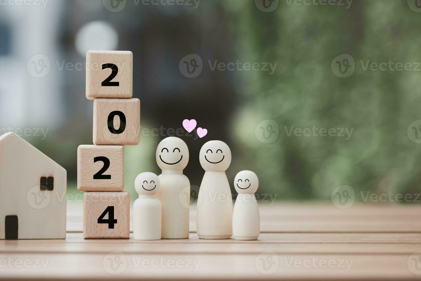 2024 contento nuovo anno. contento famiglia, bilancio pianificazione, assicurazione, Casa e vero proprietà, Piano e Salvataggio i soldi per futuro. umano figura famiglia con sorridente viso e cuore con di legno blocchi numero 2024. foto