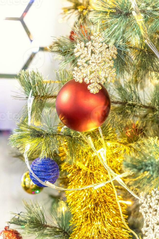 sfondo con sfocatura su il tema di Natale o nuovo anno con giocattoli e splendente elementi foto