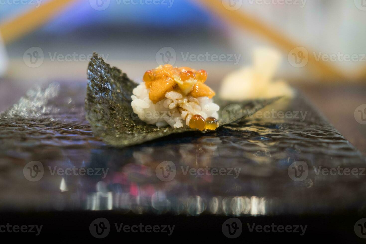 fresco mare riccio capriolo al di sopra di riso e alga marina, sormontato con salmone capriolo. foto