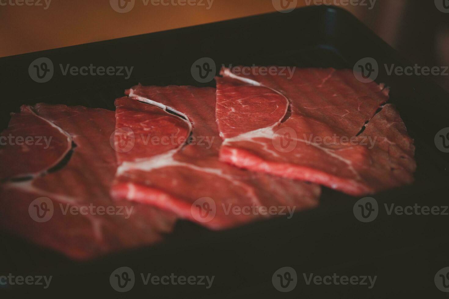 carne di manzo cruda tagliata a fettine sottili foto