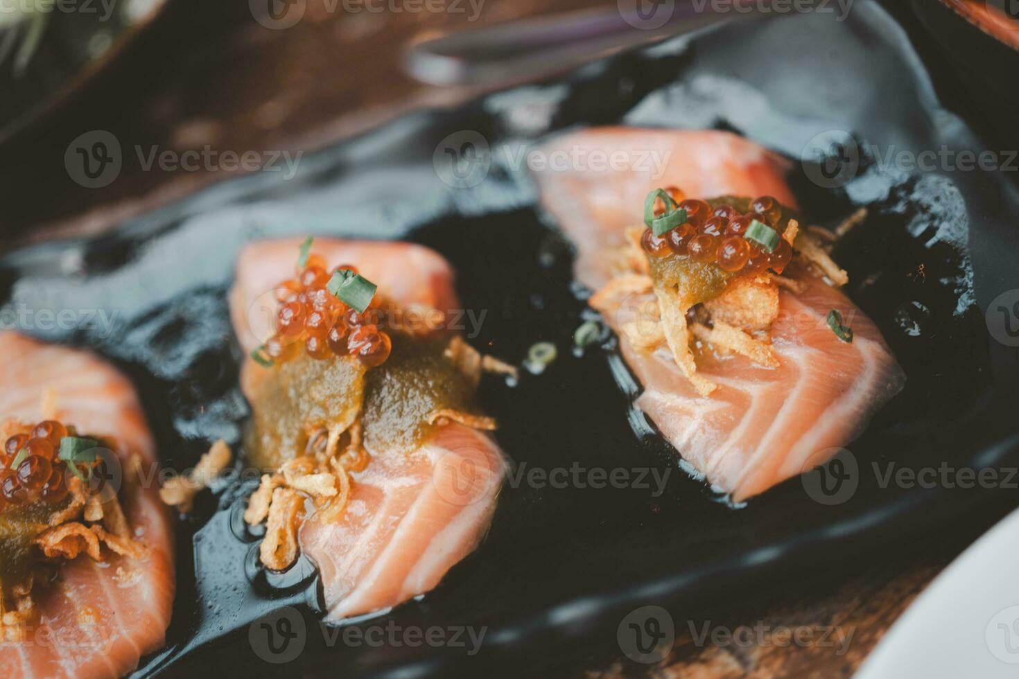 speziato salmone insalata con salmone capriolo e frutti di mare salsa su superiore foto