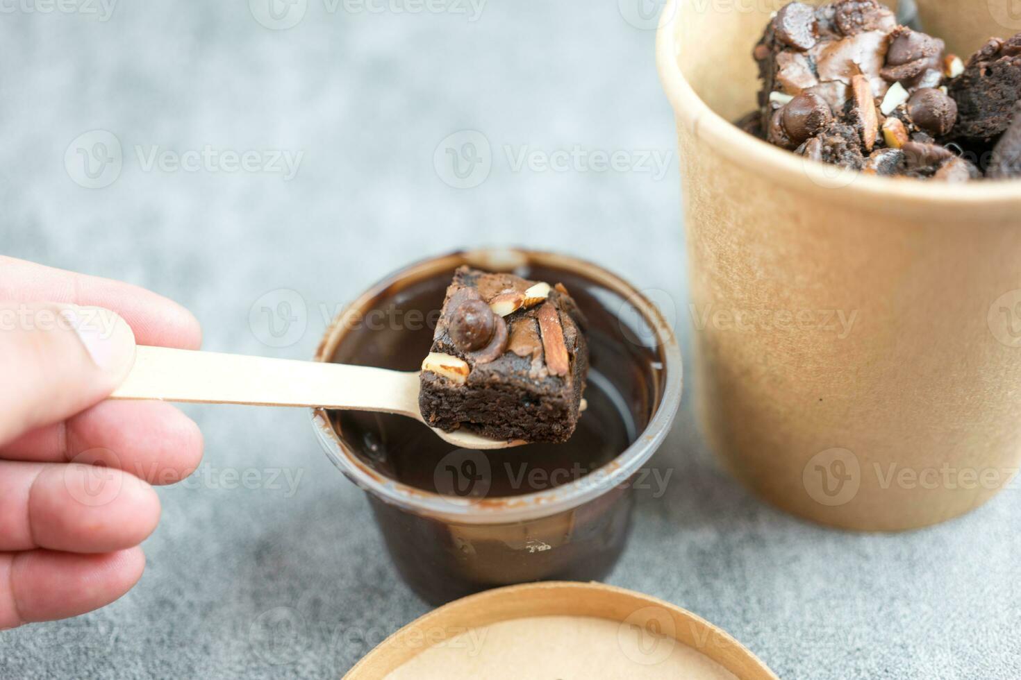 delizioso cioccolato folletto buono fare immersione fuso cioccolato foto