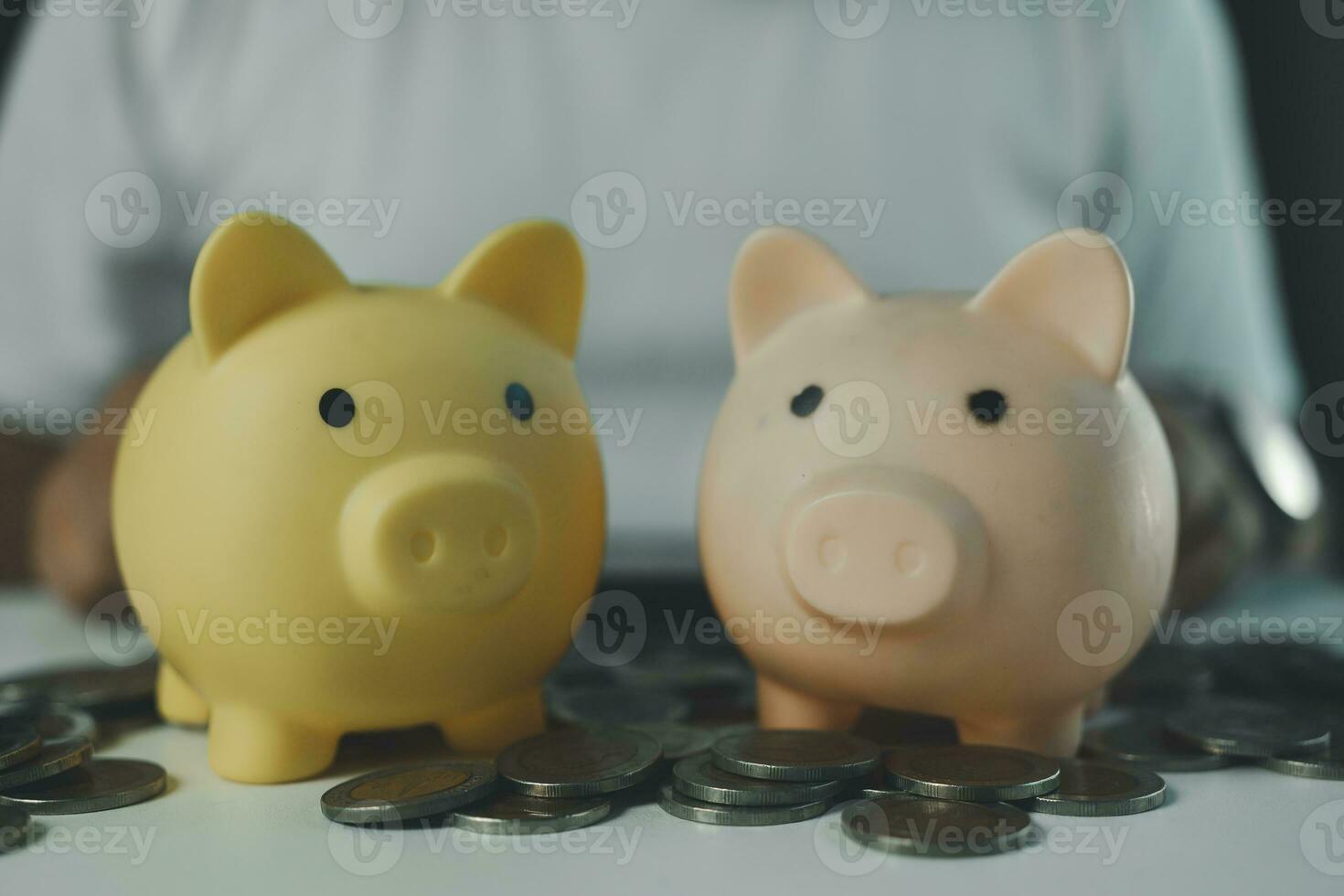 rosa e giallo Grasso porcellino banca con molti moneta su umano sfondo per uso finanza. foto