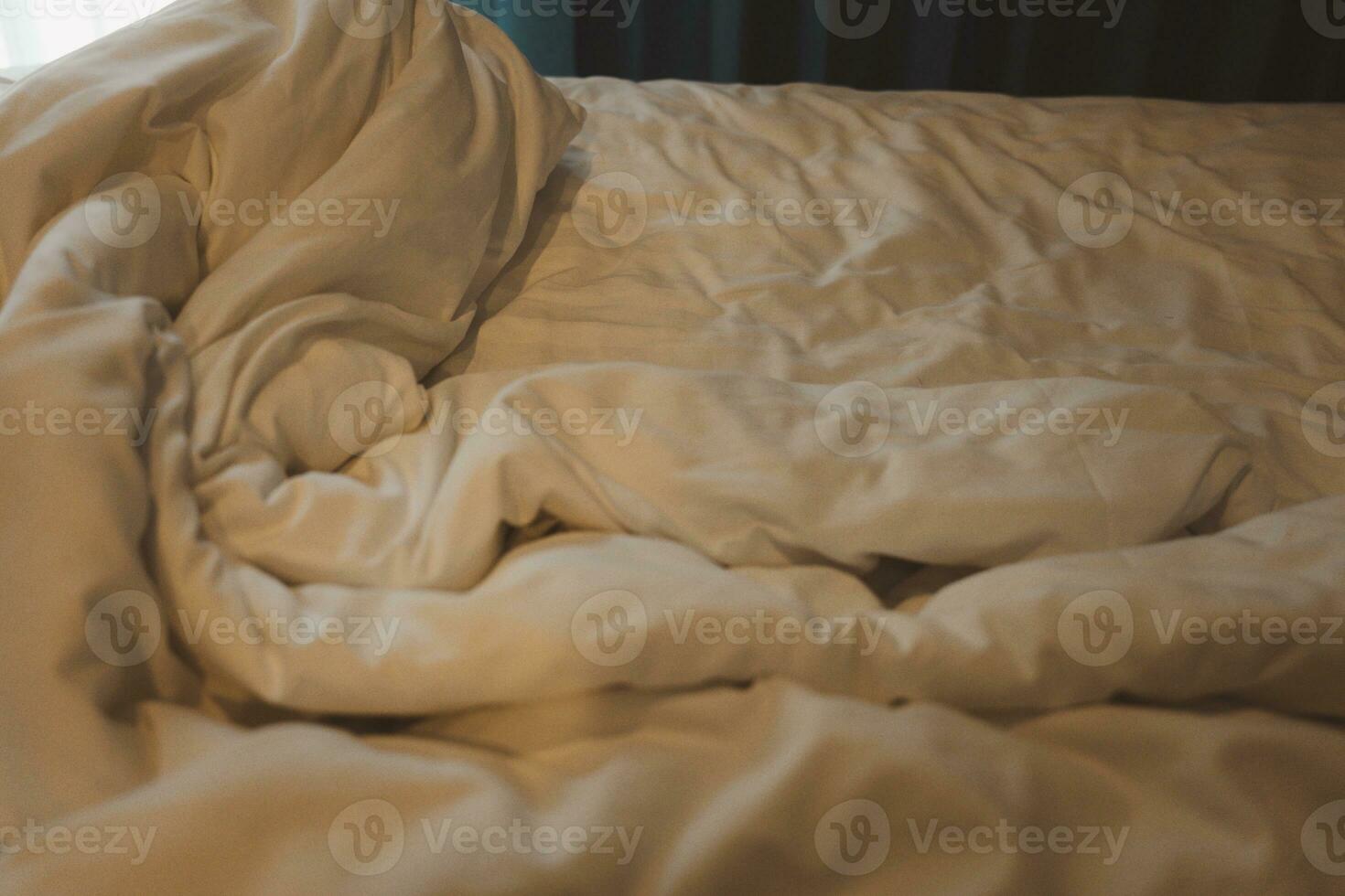 materassi coperte e cuscini su il letto nel il Hotel. foto