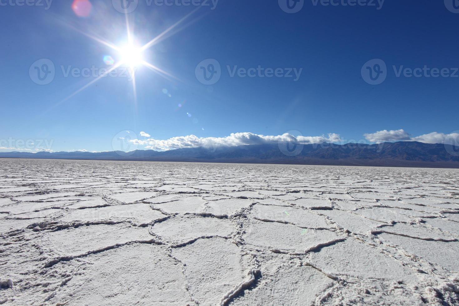 bellissimo paesaggio di badwater nella valle della morte in California foto