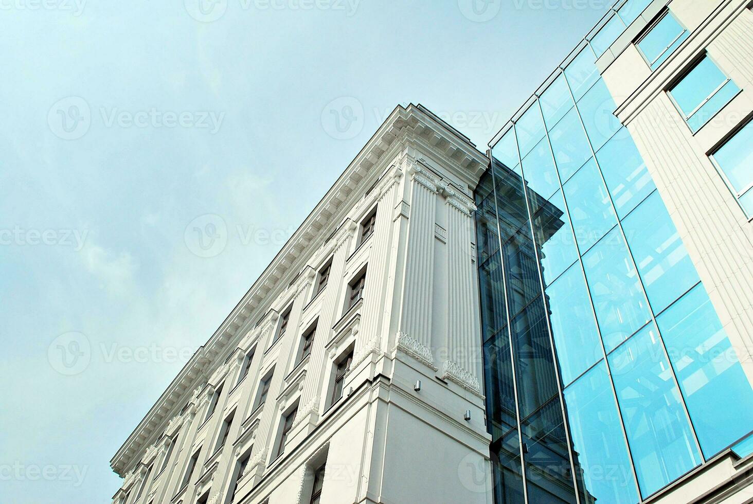 astratto avvicinamento di il rivestito di vetro facciata di un' moderno edificio coperto nel riflessivo piatto bicchiere. architettura astratto sfondo. bicchiere parete e facciata dettaglio. foto