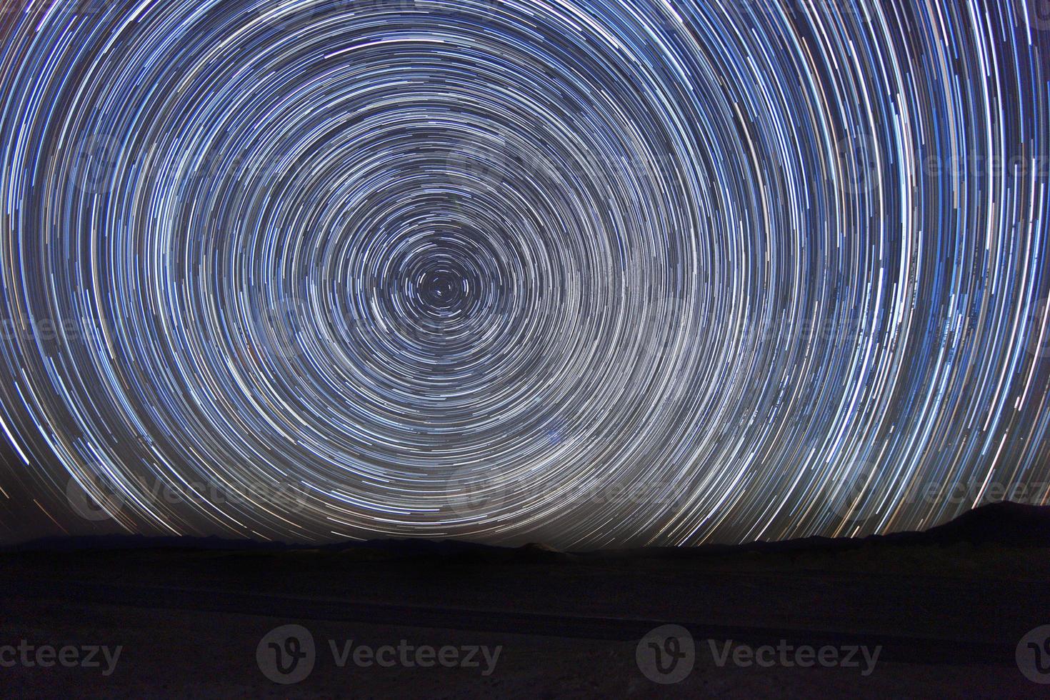 immagine time lapse delle stelle notturne foto