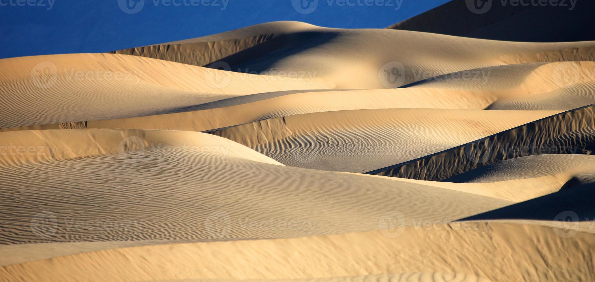 bellissime formazioni di dune di sabbia nella valle della morte in California foto